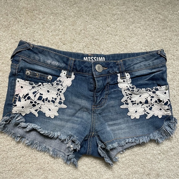 Mossimo jean shorts with embroidered flowers - Picture 1 of 1